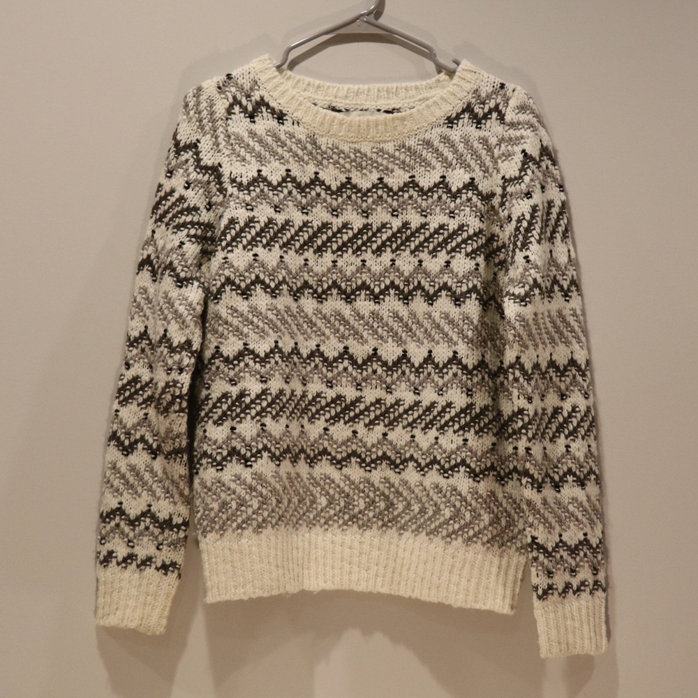 White and Grey Zig-Zag Pattern Sweater
